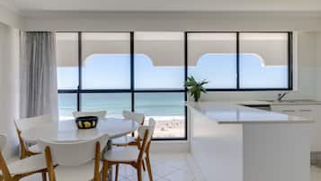 Appartement, 3 chambres, au bord de l’océan (No 5 @Darenay ) | Cuisine privée | Réfrigérateur grande capacité avec congélateur, four à micro-ondes