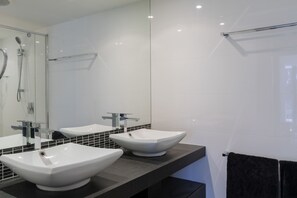 No 5 @Darenay 3 Bedroom Oceanfront (Not at Spindrift on the beach) | Bathroom | Separate bathtub and shower, hair dryer, towels - Spindrift on the Beach (Mermaid Beach)