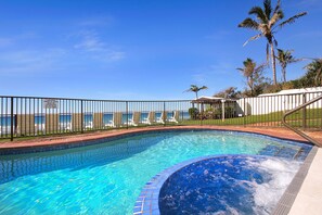 Outdoor pool, open 7:00 AM to 9:00 PM, sun loungers - Spindrift on the Beach (Mermaid Beach)