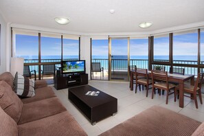 32-inch flat-screen TV with cable channels, LCD TV - Spindrift on the Beach (Mermaid Beach)