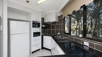 Full-sized fridge, microwave, oven, stovetop
