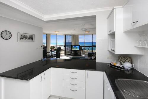 Full-size fridge, microwave, oven, stovetop