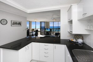 Full-size fridge, microwave, oven, stovetop - Spindrift on the Beach (Mermaid Beach)