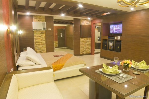 In-room safe, desk, free WiFi