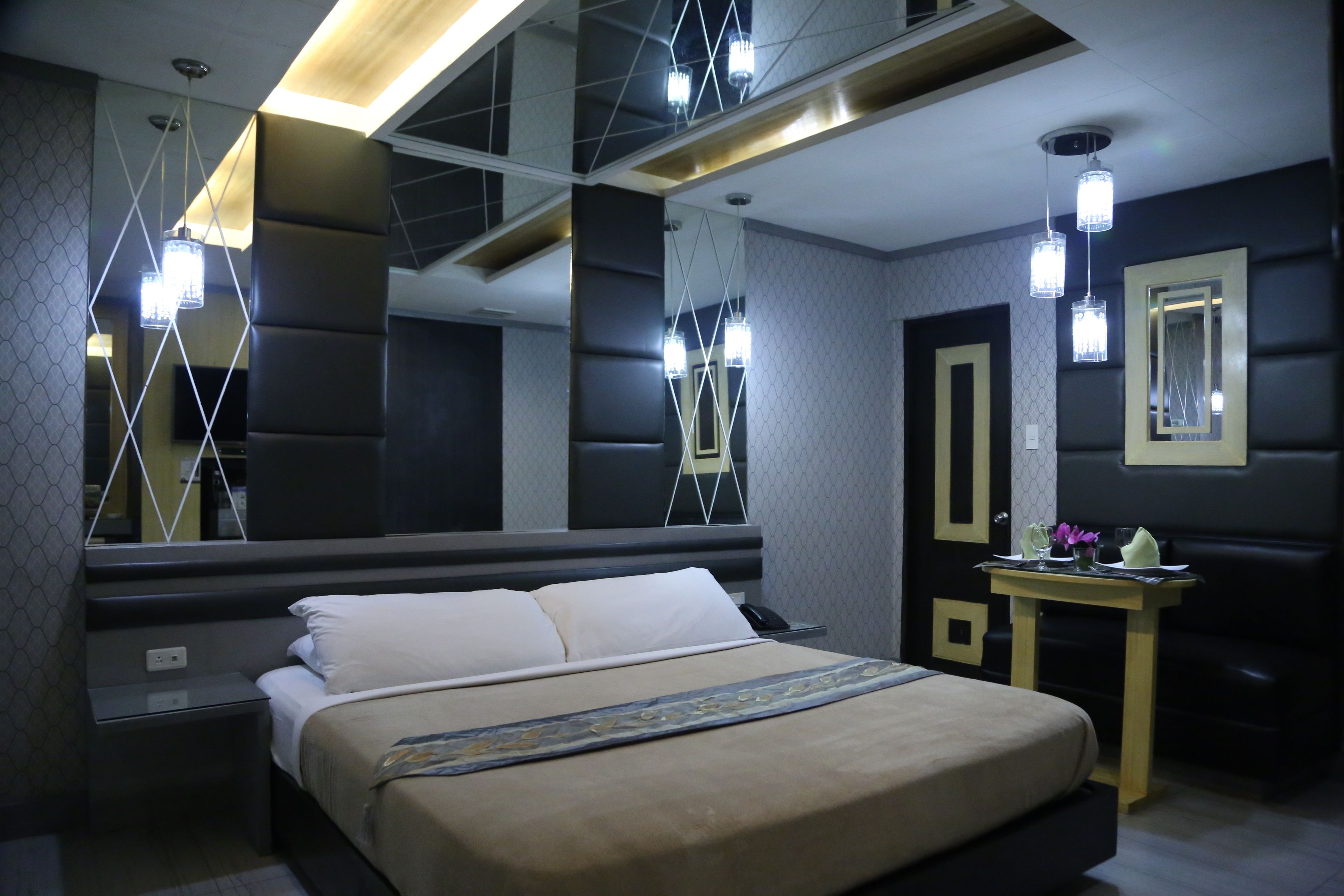 In-room safe, desk, free WiFi