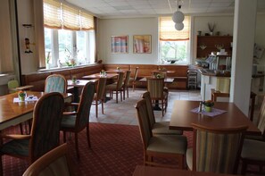 Frokostbuffé hver dag (EUR 15 per person)