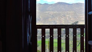 Un balcón con vistas a un paisaje montañoso.