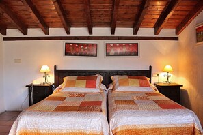Habitació doble | Cortines opaques i roba de llit