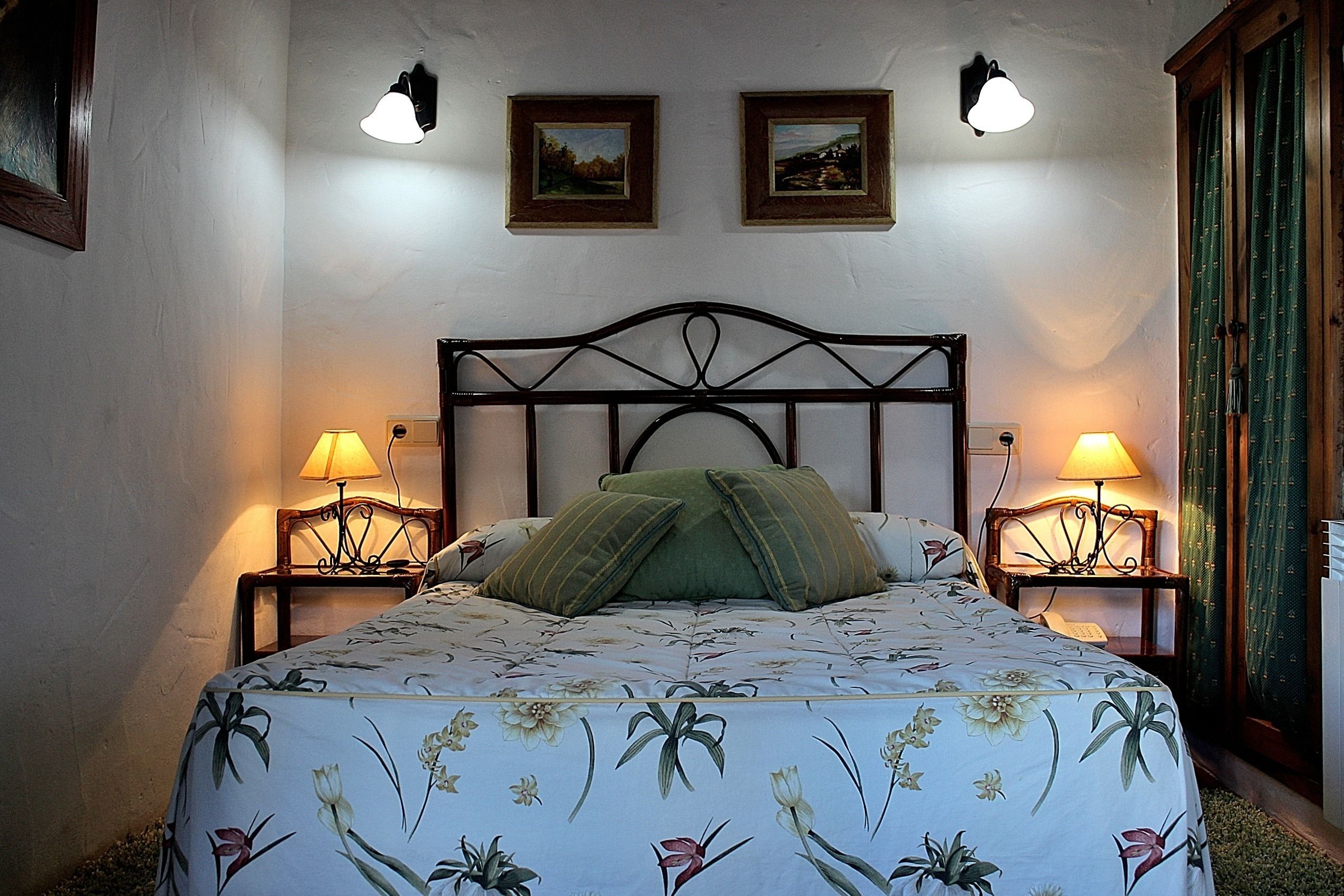 Habitación doble | Cortinas opacas y ropa de cama