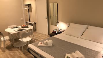 Een minibar, een bureau, geluiddichte muren, gratis wifi