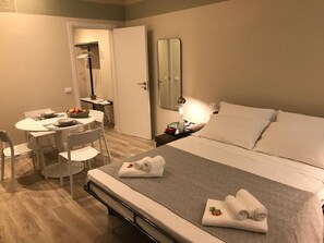 Deluxe Apartment | Minibar, desk, soundproofing, free WiFi - Honey Rooms (Ferrara)