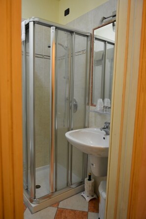 Free toiletries, hair dryer, towels - Hotel Due Colonne (San Bonifacio)