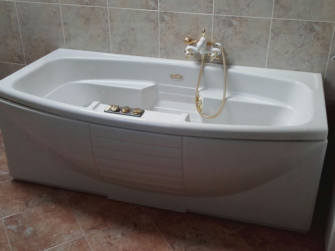 family room, private bathroom | jetted bathtub