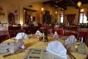 Breakfast, lunch and dinner served - Hotel Due Colonne (San Bonifacio)