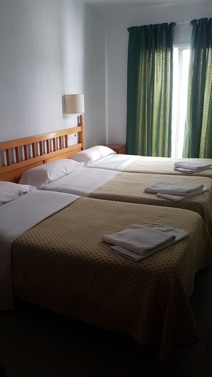 Basic Triple Room, 3 Twin Beds | Desk, laptop workspace, blackout drapes, bed sheets - Hostal Isabel (Blanes)