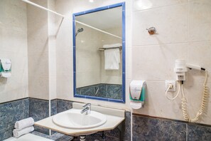 Combined shower/bathtub, hair dryer, bidet, towels