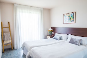 Caja de seguridad en la habitación, cortinas blackout y cunas