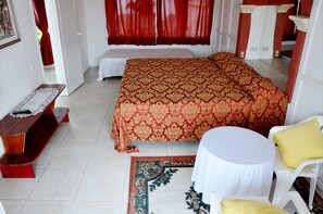 Escritorio, tabla de planchar con plancha y wifi gratis 