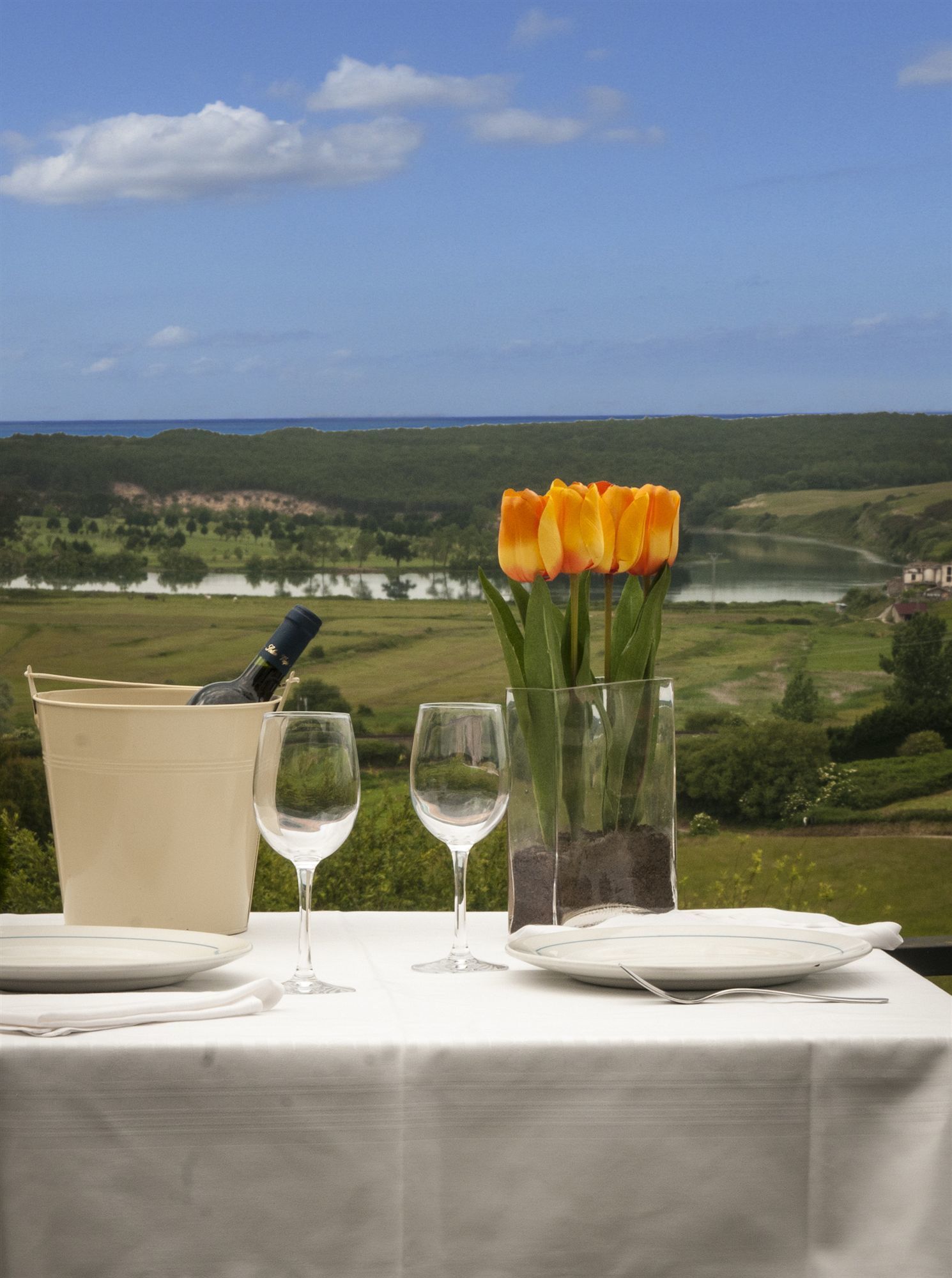Se sirven desayunos, comidas y cocina regional con vista a la alberca