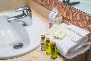 Apartamento superior | Baño | Secador de pelo, toallas, jabón y champú