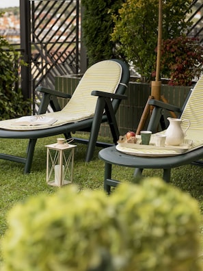 อพาร์ทเมนท์, ระเบียง (private garden) | เตียงพร้อมฟูกเ สริมที่นอน, ผ้าม่านกันแสง, เปล/เตียงเด็กอ่อน, Wi-Fi ฟรี
