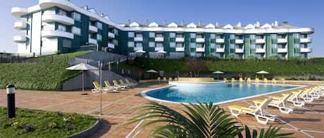 Indoor pool, seasonal outdoor pool, pool loungers