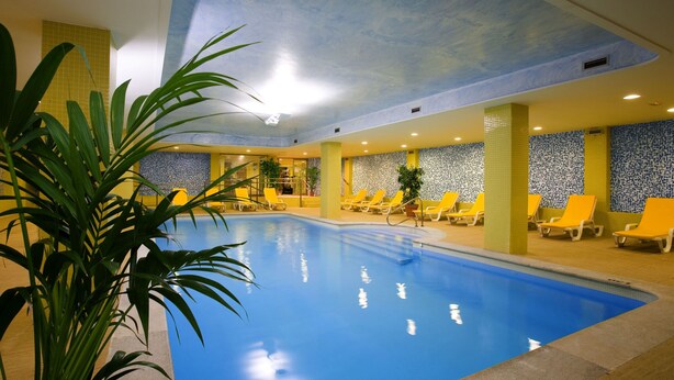 Indoor pool, seasonal outdoor pool, pool umbrellas, pool loungers - Aparthotel Playas de Liencres (Pielagos)