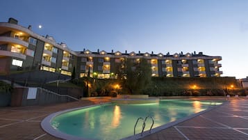 Piscine couverte, piscine extérieure, chaises longues