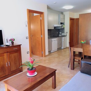 Fridge, microwave, stovetop, dishwasher - Aparthotel Rialb Andorra (El Serrat)