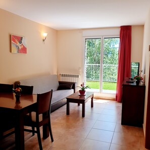 Comfort Apartment, Garden Area | Living area