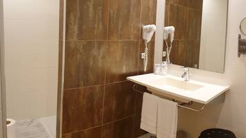 Shower, rainfall showerhead, free toiletries, hair dryer