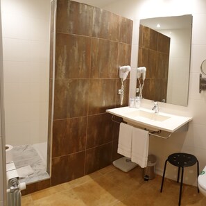 Shower, rainfall showerhead, free toiletries, hair dryer - Aparthotel Rialb Andorra (El Serrat)