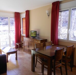 32-inch LED TV with digital channels, TV - Aparthotel Rialb Andorra (El Serrat)