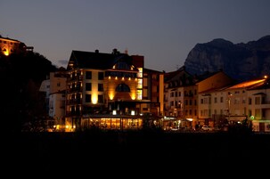 Framhlið gististaðar – að kvöld-/næturlagi