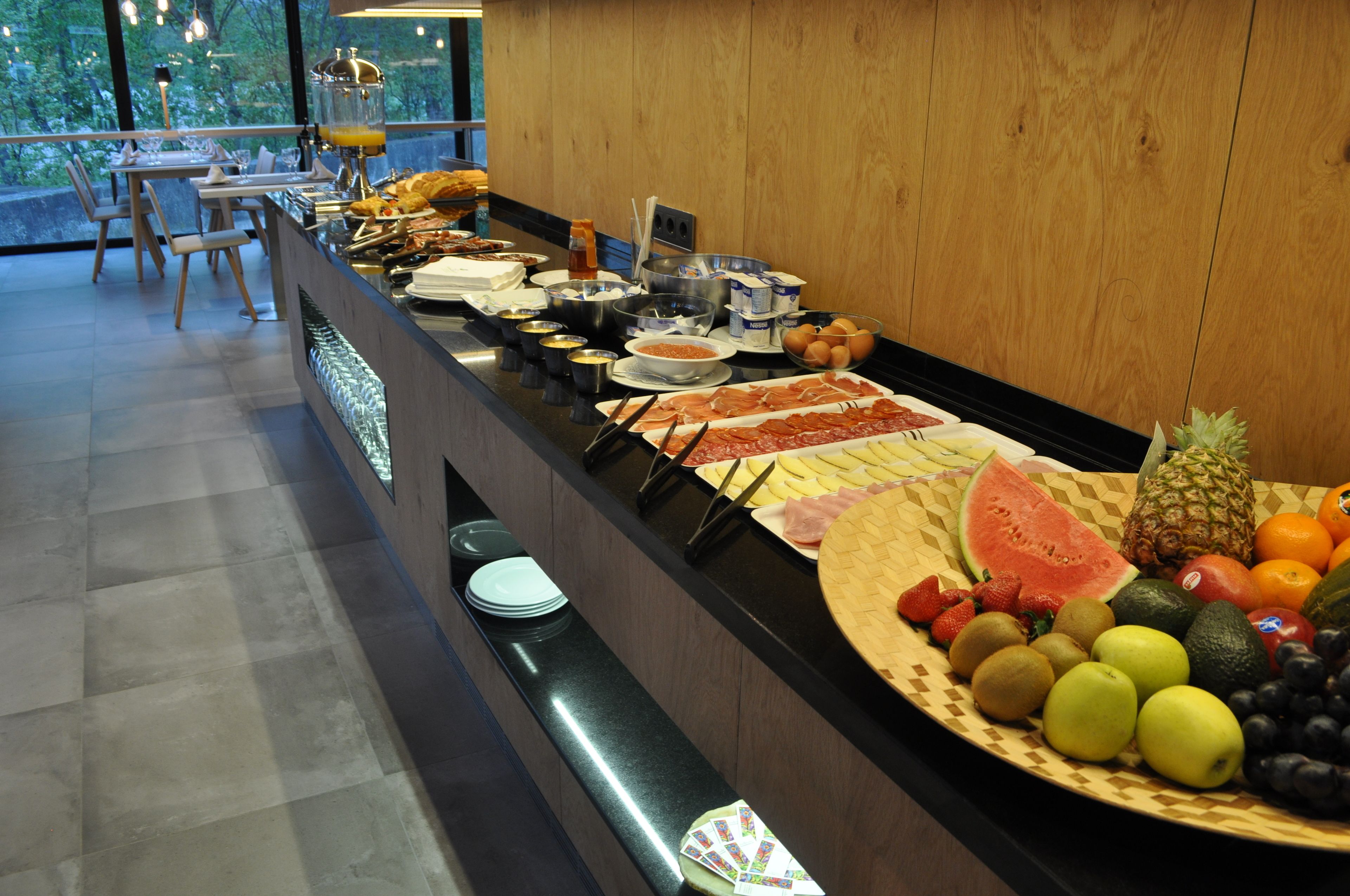 Se ofrece un desayuno bufé todos los días (por un coste adicional)