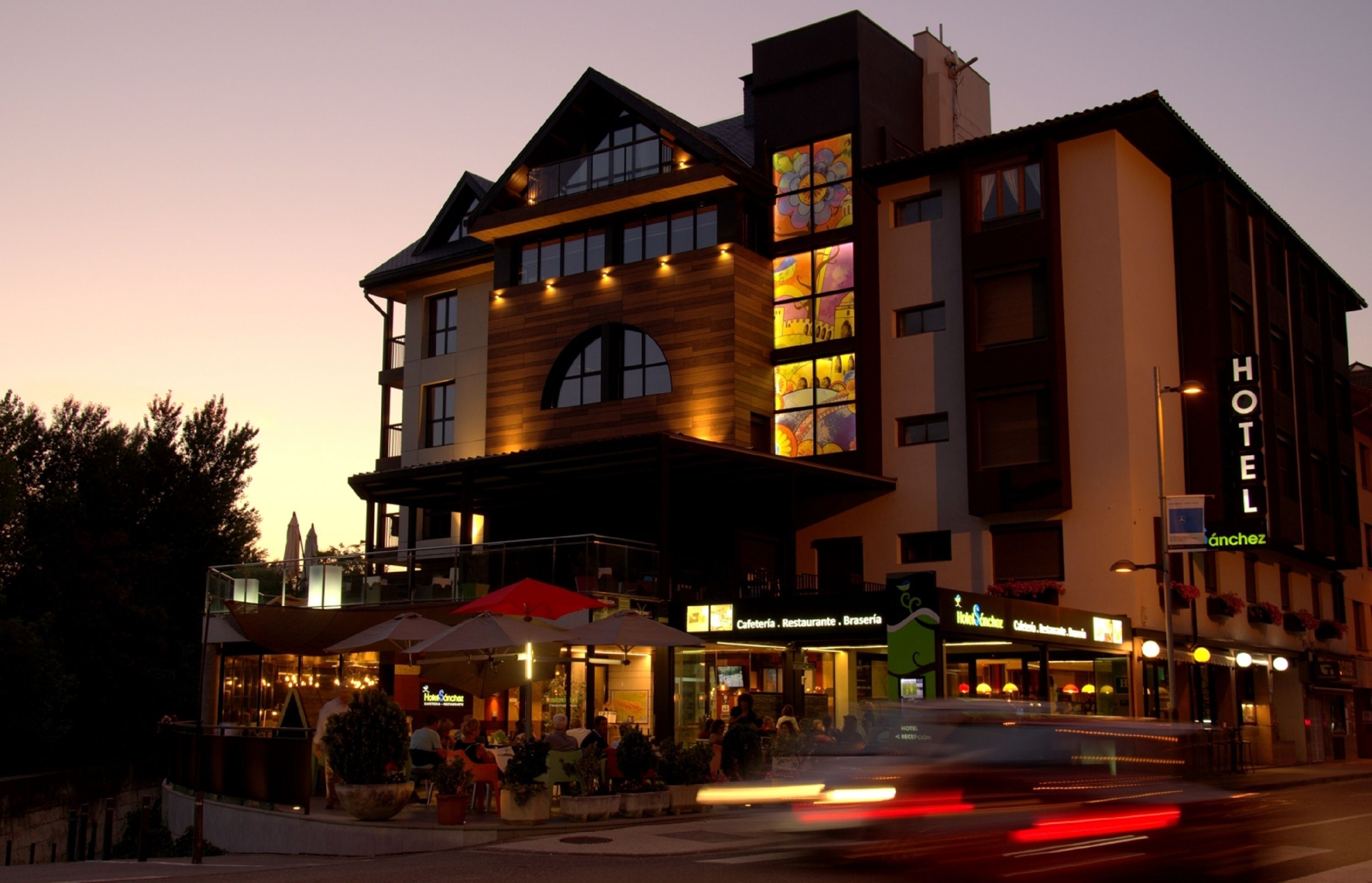 Vista frontal de la propiedad por la tarde o noche