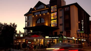 واجهة المنشأة - في المساء/الليل