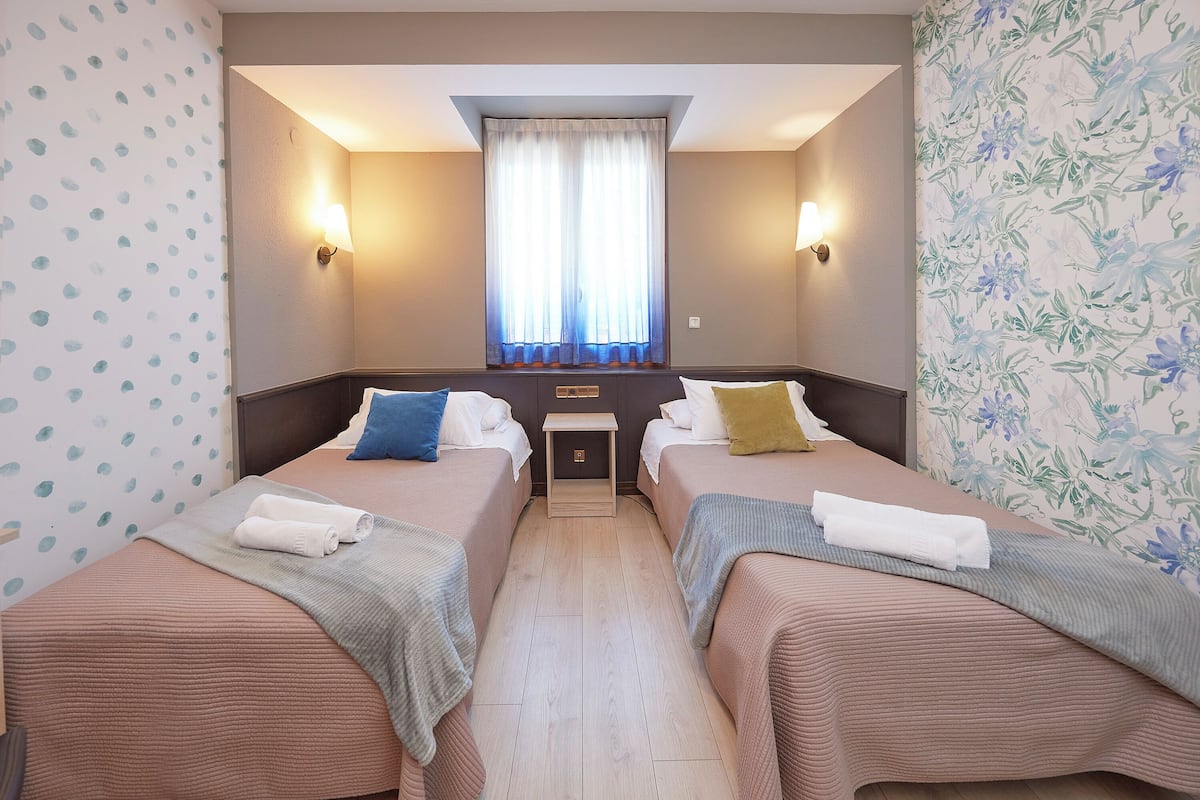 Doppia Basic | Minibar, una scrivania, Wi-Fi gratuito, lenzuola