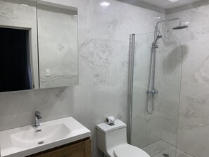 淋浴设施、免费洗浴用品、吹风机、毛巾