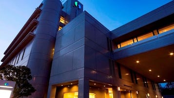 Overnatningsstedets facade – aften/nat