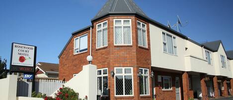 Pintu masuk properti