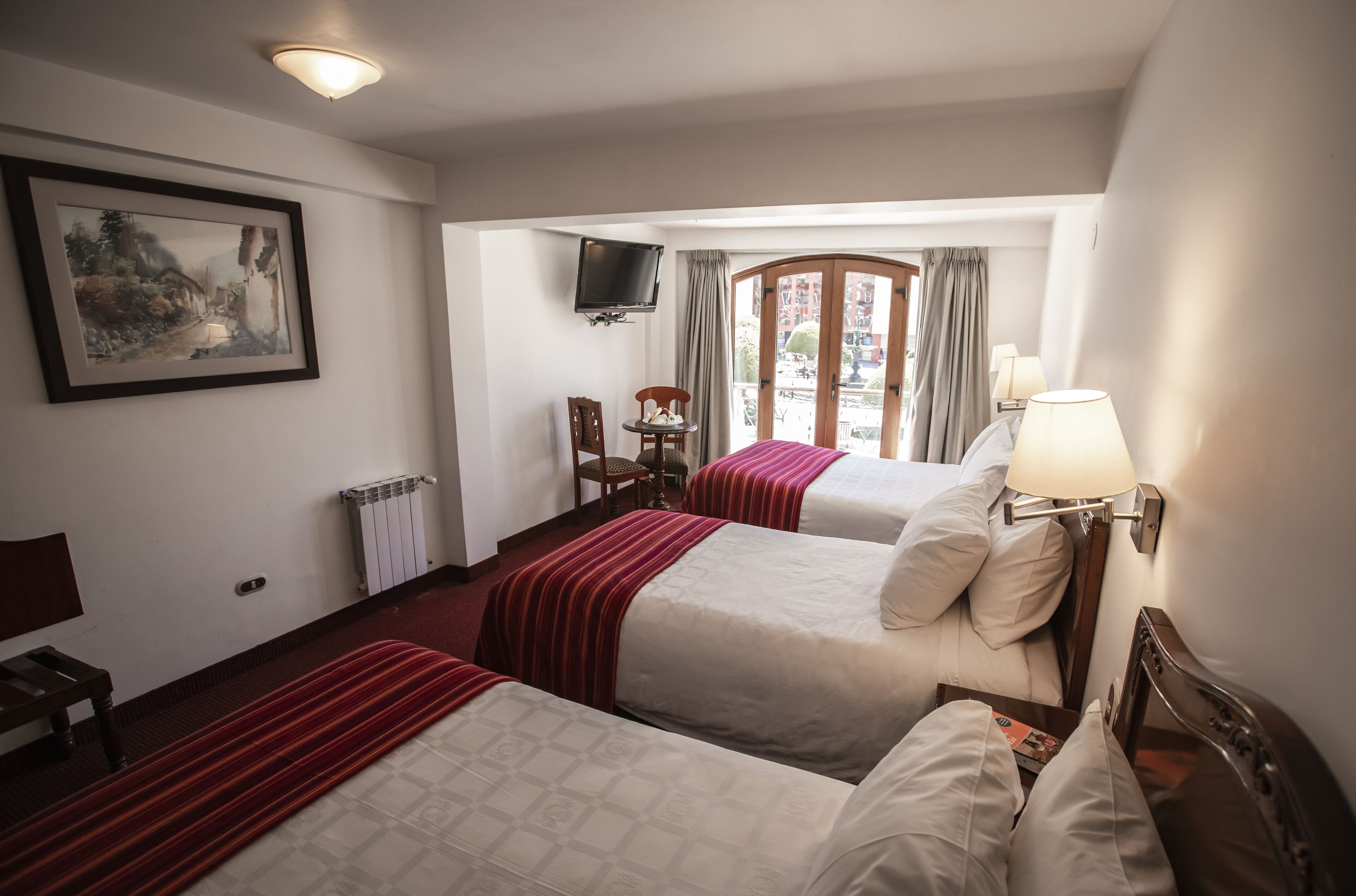 triple room | 1 bedroom, in-room safe, desk, laptop workspace