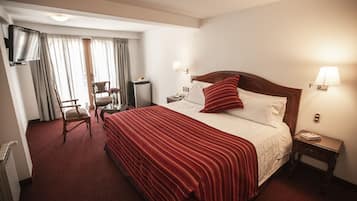 套房 | 客房内保险箱、办公桌、笔记本电脑工作区、隔音