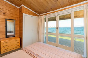 Een bureau, verduisterende gordijnen, een strijkplank/strijkijzer