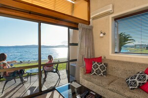 Apartamento, 2 habitaciones, junto al lago | Escritorio, cortinas opacas, tabla de planchar con plancha y wifi gratis