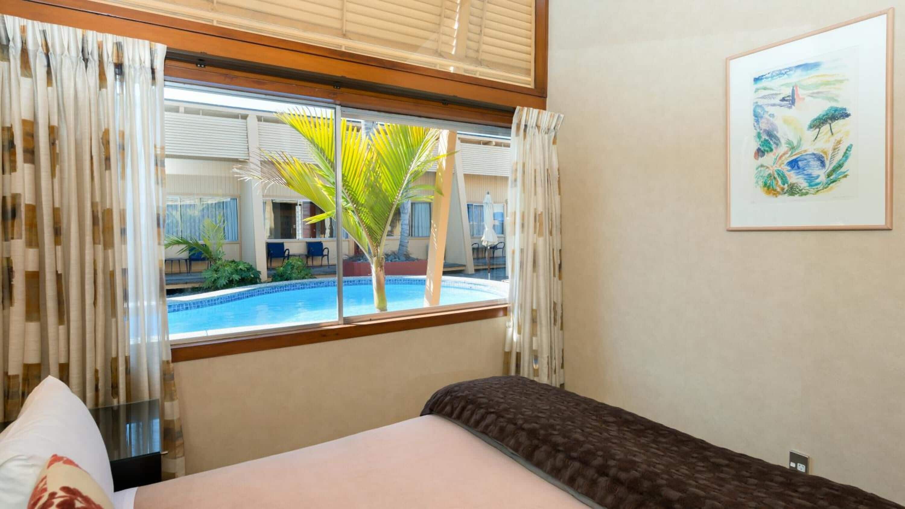 Escritorio, cortinas blackout y tabla de planchar con plancha 