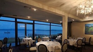 Bữa sáng buffet hàng ngày với phụ phí nhỏ 