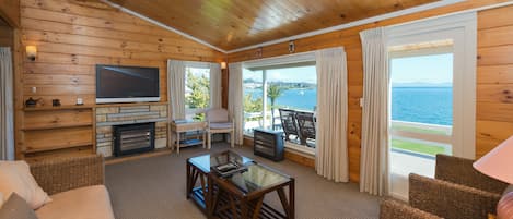 House, 3 Bedrooms, Lakeside | Living area