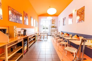 Tägliches Frühstücksbuffet gegen Gebühr
