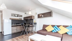 A modern apartment with a kitchen, dining area, and living room. - The Secret Garden Apartments (Kraków)